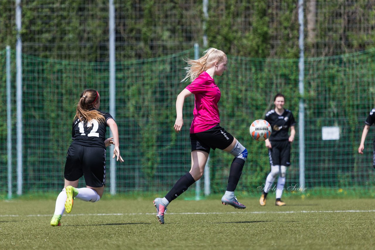 Bild 194 - B-Juniorinnen Pokalfinale SV Henstedt Ulzburg - SG Holstein Sued : 2:0